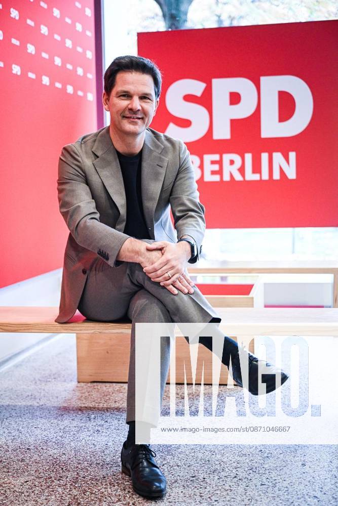SPD Lead Candidate Steffen Krach ** ** **SPD Lead Candidate Steffen Krach r, photographed on October 28, 2026, in Berlin Berlin Berlin Berlin Copyright MaurizioxGambarini