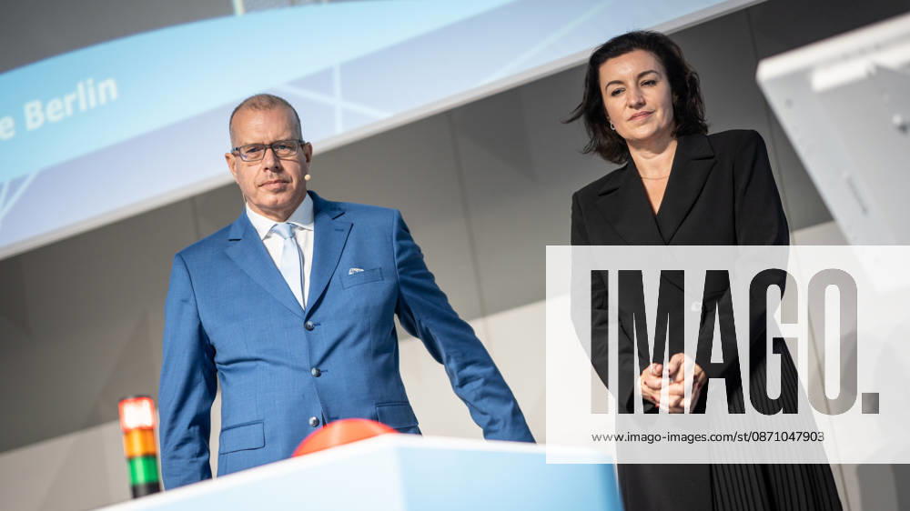 Dorothee Bär, Federal Minister for Research, Technology, and Space, and Andreas Tünnermann, Fraunhofer IOF, spokesperson for the QuNET Initiative, together on stage at the closing ceremony and presentation of the QuNET Initiative, a quantum communication network connecting Bavaria, Thuringia, and Berlin, Berlin, Germany, Futurium