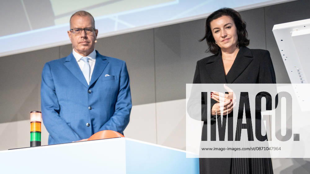 Dorothee Bär, Federal Minister for Research, Technology, and Space, and Andreas Tünnermann, Fraunhofer IOF, spokesperson for the QuNET Initiative, together on stage at the closing ceremony and presentation of the QuNET Initiative, a quantum communication network connecting Bavaria, Thuringia, and Berlin, Berlin, Germany, Futurium