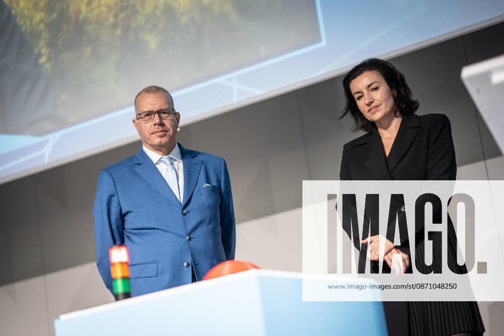 Dorothee Bär, Federal Minister for Research, Technology, and Space, and Andreas Tünnermann, Fraunhofer IOF, spokesperson for the QuNET Initiative, together on stage at the closing ceremony and presentation of the QuNET Initiative, a quantum communication network connecting Bavaria, Thuringia, and Berlin, Berlin, Germany, Futurium