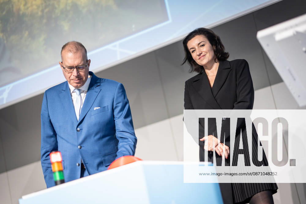 Dorothee Bär, Federal Minister for Research, Technology, and Space, and Andreas Tünnermann, Fraunhofer IOF, spokesperson for the QuNET Initiative, together on stage at the closing ceremony and presentation of the QuNET Initiative, a quantum communication network connecting Bavaria, Thuringia, and Berlin, Berlin, Germany, Futurium