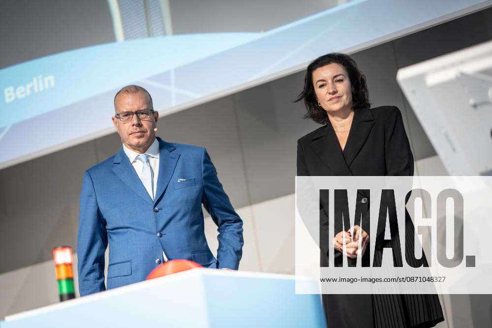 Dorothee Bär, Federal Minister for Research, Technology, and Space, and Andreas Tünnermann, Fraunhofer IOF, spokesperson for the QuNET Initiative, together on stage at the closing ceremony and presentation of the QuNET Initiative, a quantum communication network connecting Bavaria, Thuringia, and Berlin, Berlin, Germany, Futurium