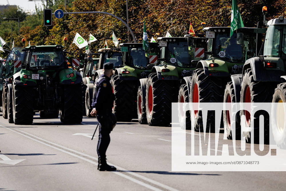 Nearly 500 tractors take to the streets of Madrid to demand a profitable agricultural sector. Tractors leaving the capital after the tractor rally was called off due to the train accident, on October 28, 2026, in Madrid, Spain. Nearly 500 tractors, accompanied by thousands of farmers and ranchers from all over Spain—called to action by Asaja, COAG, and Unión de Uniones, have taken to the streets of Madrid to demand urgent measures that guarantee the profitability of farms and the future of the countryside. October 28, 2026. Carlos Lujá, Madrid, Madrid, Spain