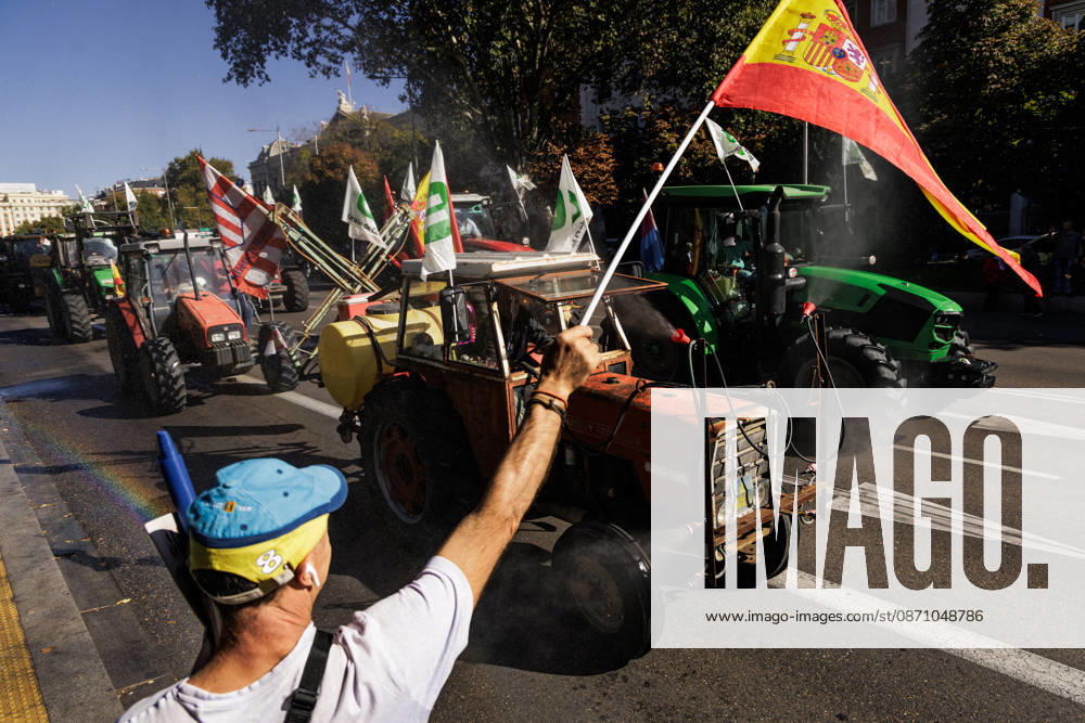 Nearly 500 tractors take to the streets of Madrid to demand a profitable agricultural sector. Tractors leaving the capital after the tractor rally was called off due to the train accident, on October 28, 2026, in Madrid, Spain. Nearly 500 tractors, accompanied by thousands of farmers and ranchers from all over Spain—called to action by Asaja, COAG, and Unión de Uniones, have taken to the streets of Madrid to demand urgent measures that guarantee the profitability of farms and the future of the countryside. October 28, 2026. Carlos Lujá, Madrid, Madrid, Spain
