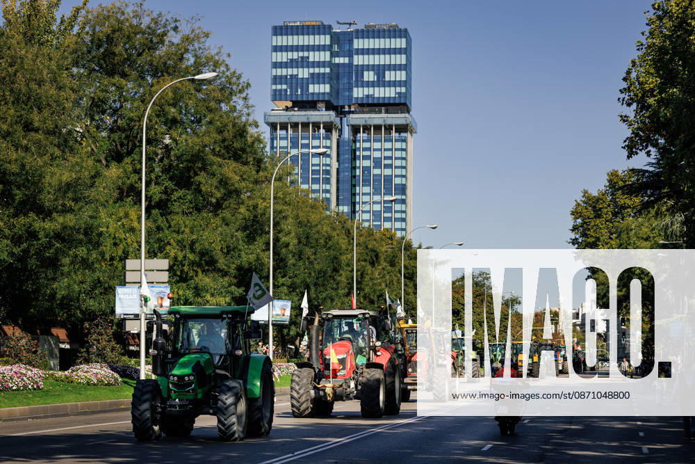 Nearly 500 tractors take to the streets of Madrid to demand a profitable agricultural sector. Tractors leaving the capital after the tractor rally was called off due to the train accident, on October 28, 2026, in Madrid, Spain. Nearly 500 tractors, accompanied by thousands of farmers and ranchers from all over Spain—called to action by Asaja, COAG, and Unión de Uniones, have taken to the streets of Madrid to demand urgent measures that guarantee the profitability of farms and the future of the countryside. October 28, 2026. Carlos Lujá, Madrid, Madrid, Spain
