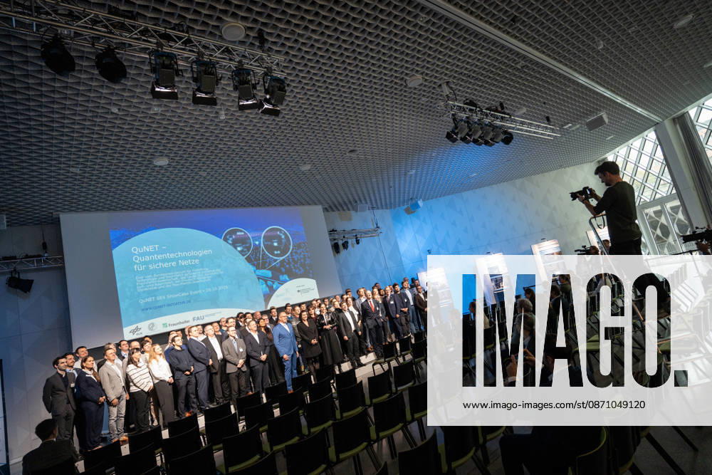 Group photo of the participants with Dorothee Bär, Federal Minister for Research, Technology, and Space, Andreas Tünnermann, Fraunhofer IOF, spokesperson for the QuNET Initiative, and Christoph Marquardt, FAU MPL, Scientific Director of the key experiment and the live demonstration; conclusion and presentat
