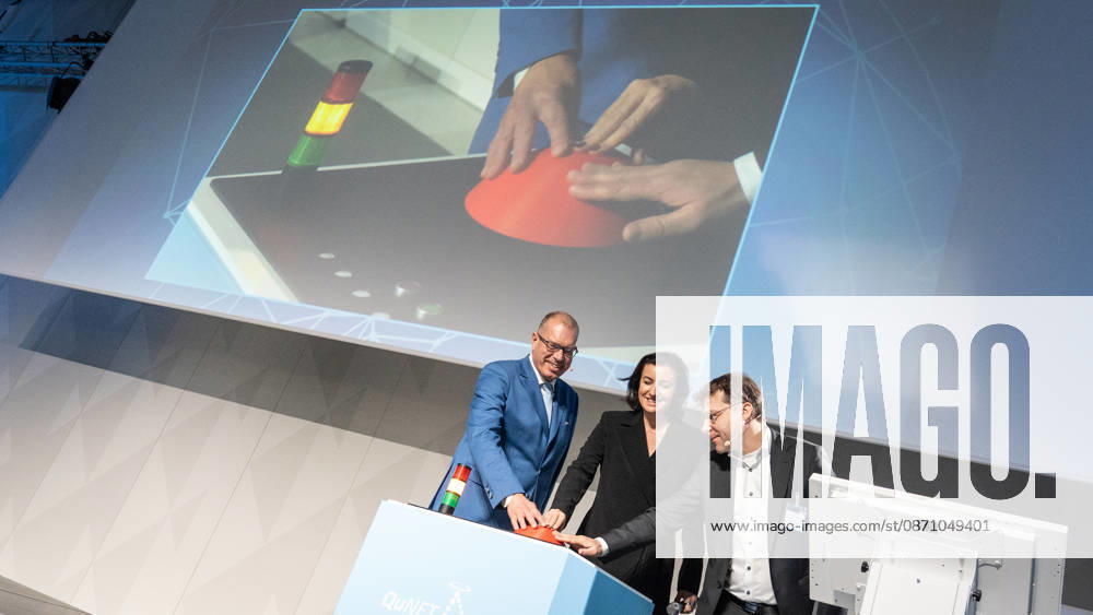 Dorothee Bär, Federal Minister of Research; Andreas Tünnermann, Fraunhofer IOF, spokesperson for the QuNET Initiative (on the left in the photo); and Christoph Marquardt, FAU MPL, Scientific Director of the key experiment and the live demonstration, press the red button buzz