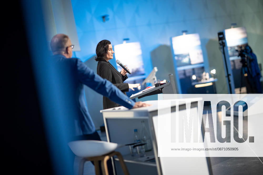 Dorothee Bär, Federal Minister for Research, Technology, and Space, and Andreas Tünnermann, Fraunhofer IOF, spokesperson for the QuNET Initiative, together on stage at the closing ceremony and presentation of the QuNET Initiative, a quantum communications network connecting Bavaria, Thuringia, and Berlin, Berlin, Germany, Futurium