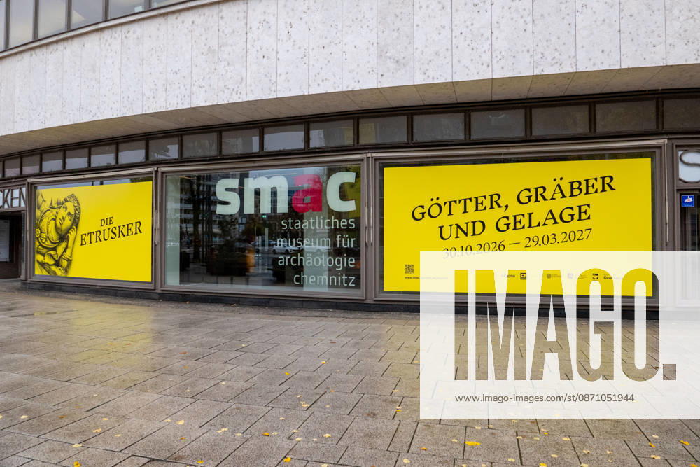 SMAC_Sonderausstellung_Etrusker 28.10.2026, Chemnitz, smac, Sonderausstellung 30.10.2026 29.03.2027 Mit der Ausstellung Die Etrusker. Götter, Gräber und Gelage zeigt das smac nach Pompeji und Herculaneum wieder ein Thema der Klassischen Antike. Doch dieses Mal und das macht es so reizvoll und spannend sind es nicht die allseits bekannten Römer, sondern mit den Etruskern eine Hochkultur, die bereits vor den Römern im italischen Raum Großes schuf. Die Etrusker wurden von den Römern Tusci und von den Griechen Tyrrhenoi genannt. Die Bezeichnungen leben bis heute als Toskana und Tyrrhenisches Meer weiter. Die Ausstellung illustriert mit hochkarätigen Leihgaben aus italienischen Museen die Geschichte, Handelsbeziehu