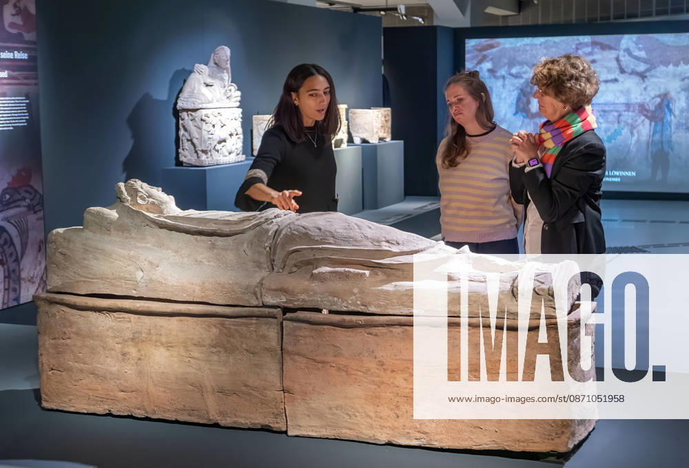 SMAC_Sonderausstellung_Etrusker 28.10.2026, Chemnitz, smac, Sonderausstellung 30.10.2026 29.03.2027 Mit der Ausstellung Die Etrusker. Götter, Gräber und Gelage zeigt das smac nach Pompeji und Herculaneum wieder ein Thema der Klassischen Antike. Doch dieses Mal und das macht es so reizvoll und spannend sind es nicht die allseits bekannten Römer, sondern mit den Etruskern eine Hochkultur, die bereits vor den Römern im italischen Raum Großes schuf. Die Etrusker wurden von den Römern Tusci und von den Griechen Tyrrhenoi genannt. Die Bezeichnungen leben bis heute als Toskana und Tyrrhenisches Meer weiter. Die Ausstellung illustriert mit hochkarätigen Leihgaben aus italienischen Museen die Geschichte, Handelsbeziehu
