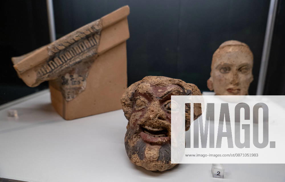 SMAC_Sonderausstellung_Etrusker 28.10.2026, Chemnitz, smac, Sonderausstellung 30.10.2026 29.03.2027 Mit der Ausstellung Die Etrusker. Götter, Gräber und Gelage zeigt das smac nach Pompeji und Herculaneum wieder ein Thema der Klassischen Antike. Doch dieses Mal und das macht es so reizvoll und spannend sind es nicht die allseits bekannten Römer, sondern mit den Etruskern eine Hochkultur, die bereits vor den Römern im italischen Raum Großes schuf. Die Etrusker wurden von den Römern Tusci und von den Griechen Tyrrhenoi genannt. Die Bezeichnungen leben bis heute als Toskana und Tyrrhenisches Meer weiter. Die Ausstellung illustriert mit hochkarätigen Leihgaben aus italienischen Museen die Geschichte, Handelsbeziehu