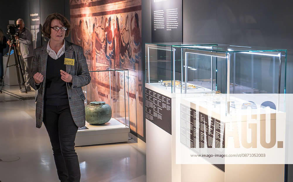 SMAC_Sonderausstellung_Etrusker 28.10.2026, Chemnitz, smac, Sonderausstellung 30.10.2026 29.03.2027 Mit der Ausstellung Die Etrusker. Götter, Gräber und Gelage zeigt das smac nach Pompeji und Herculaneum wieder ein Thema der Klassischen Antike. Doch dieses Mal und das macht es so reizvoll und spannend sind es nicht die allseits bekannten Römer, sondern mit den Etruskern eine Hochkultur, die bereits vor den Römern im italischen Raum Großes schuf. Die Etrusker wurden von den Römern Tusci und von den Griechen Tyrrhenoi genannt. Die Bezeichnungen leben bis heute als Toskana und Tyrrhenisches Meer weiter. Die Ausstellung illustriert mit hochkarätigen Leihgaben aus italienischen Museen die Geschichte, Handelsbeziehu