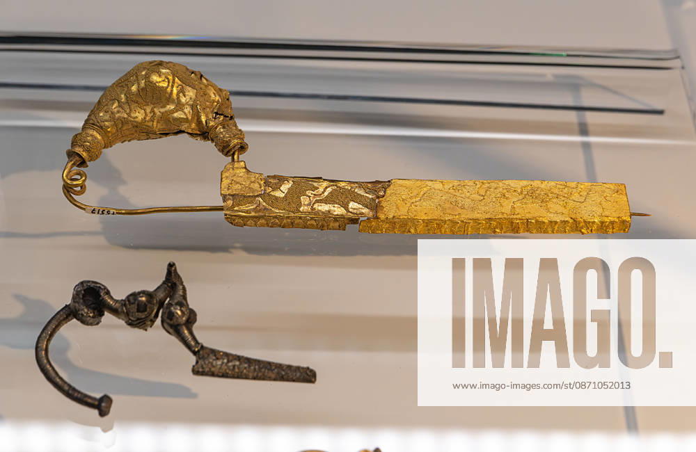SMAC_Sonderausstellung_Etrusker 28.10.2026, Chemnitz, smac, Sonderausstellung 30.10.2026 29.03.2027 Mit der Ausstellung Die Etrusker. Götter, Gräber und Gelage zeigt das smac nach Pompeji und Herculaneum wieder ein Thema der Klassischen Antike. Doch dieses Mal und das macht es so reizvoll und spannend sind es nicht die allseits bekannten Römer, sondern mit den Etruskern eine Hochkultur, die bereits vor den Römern im italischen Raum Großes schuf. Die Etrusker wurden von den Römern Tusci und von den Griechen Tyrrhenoi genannt. Die Bezeichnungen leben bis heute als Toskana und Tyrrhenisches Meer weiter. Die Ausstellung illustriert mit hochkarätigen Leihgaben aus italienischen Museen die Geschichte, Handelsbeziehu