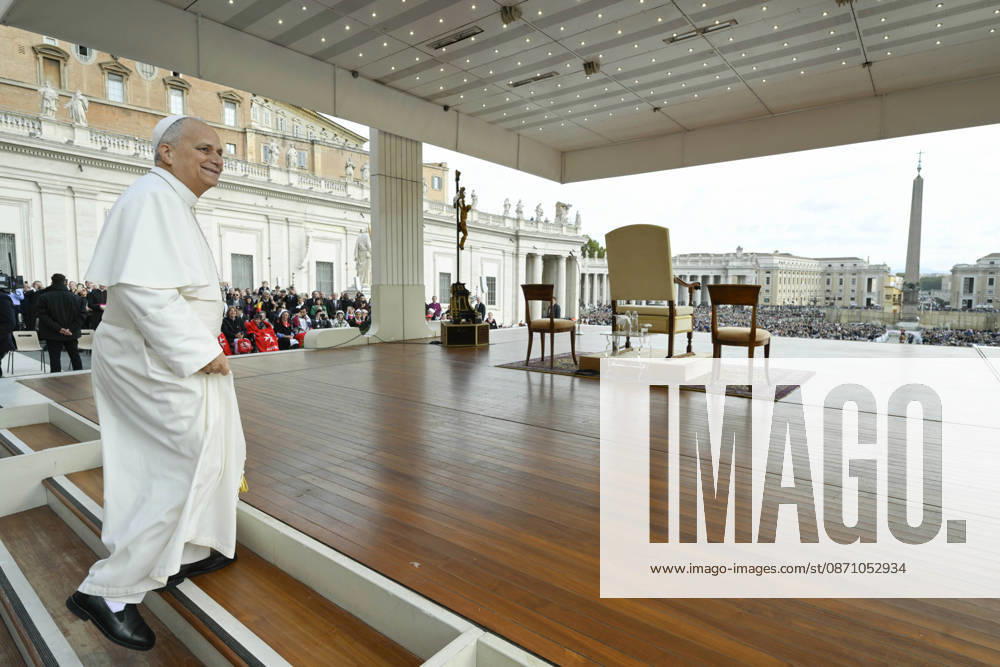 ITALY - REL - POPE LEO XIV PRESIDES OVER THE WEEKLY GENERAL AUDIENCE IN ST. PETER S SQUARE VATICAN CITY October 28, 2026 Italy, Rome, Vatican Italy, October 28, 2026: Pope Leo XIV during his weekly general audience in St Peter s Square at the Vatican. - NO BOOKS