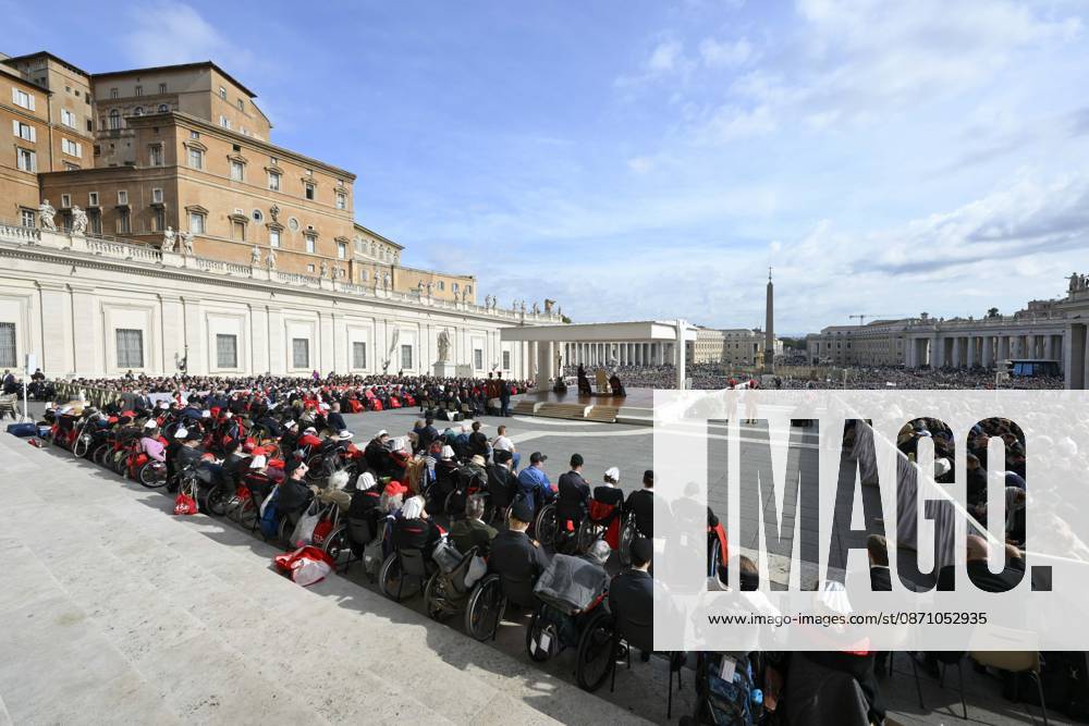 ITALY - REL - POPE LEO XIV PRESIDES OVER THE WEEKLY GENERAL AUDIENCE IN ST. PETER S SQUARE VATICAN CITY October 28, 2026 Italy, Rome, Vatican Italy, October 28, 2026: Pope Leo XIV during his weekly general audience in St Peter s Square at the Vatican. - NO BOOKS