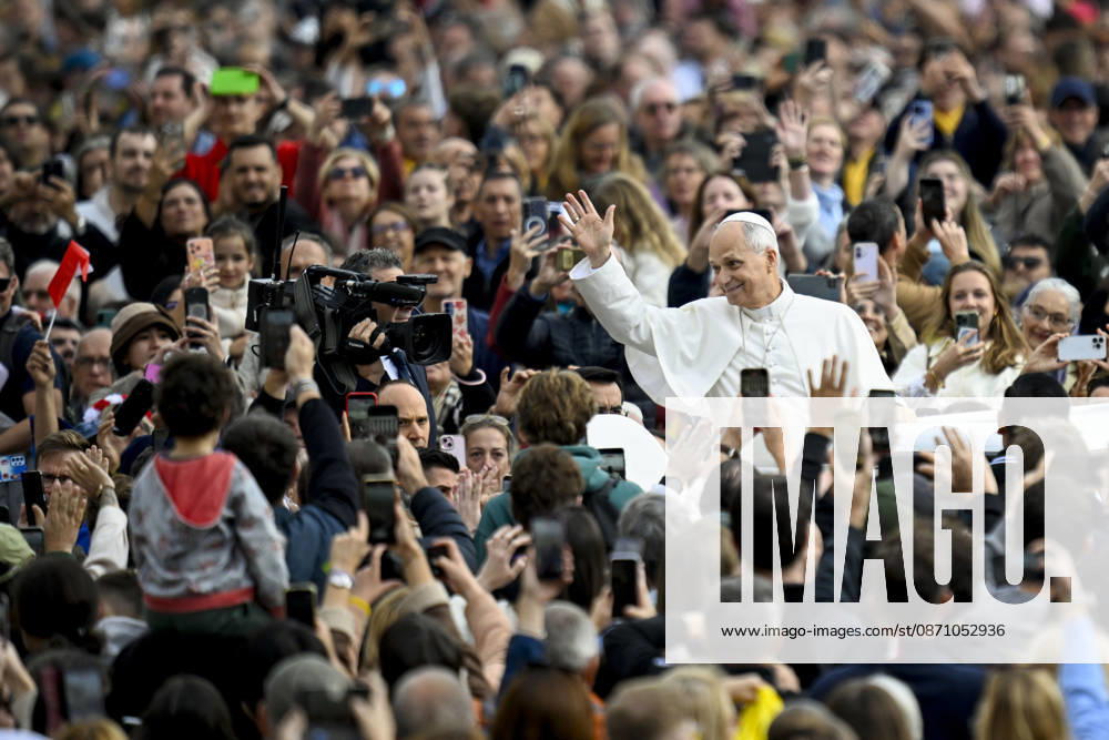 ITALY - REL - POPE LEO XIV PRESIDES OVER THE WEEKLY GENERAL AUDIENCE IN ST. PETER S SQUARE VATICAN CITY October 28, 2026 Italy, Rome, Vatican Italy, October 28, 2026: Pope Leo XIV during his weekly general audience in St Peter s Square at the Vatican. - NO BOOKS