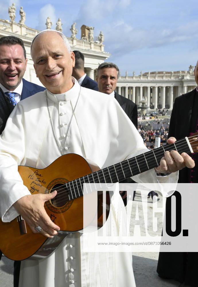 Pope Leo XIV The General Audience - Vatican Pope Leo XIV plays guitar during the weekly general audience in Saint Peter’s square, Vatican on October 28, 2026. Photo by (EV) Simone Risoluti Vatican Media ABACAPRESS.COM