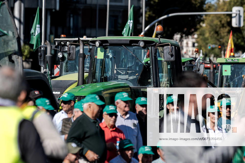 Spanish farmers take to Madrid s streets with tractors to demand better conditions for the agricultural sector. MADRID, SPAIN - OCTOBER 28: Tractors from across Spain fill the streets of Madrid as farmers and livestock breeders mobilize to demand fair prices, lower production costs, better working conditions, and stronger support for the agricultural sector in Madrid, Spain on October 28, 2026. Diego Radames Anadolu Madrid Spain. Editorial use only. Please get in touch for any other usage.
