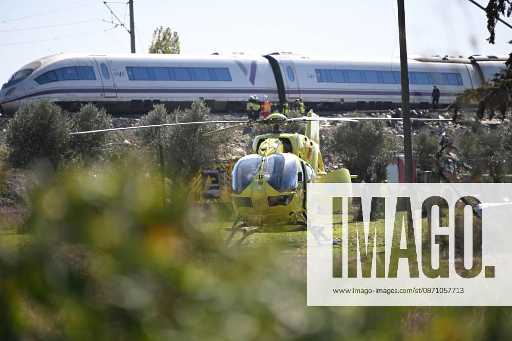 (261028) -- MADRID, Oct. 28, 2026 -- This photo taken on Oct. 28, 2026 shows the site of high-speed train collision in Toledo province, Spain. At least 64 were killed in a train accident that occurred on Wednesday in the Spanish province of Toledo, south of Madrid, local authorities confirmed. ) (SpotNews)SPAIN-TRAIN COLLISION-DEATH TOLL ChengxMin