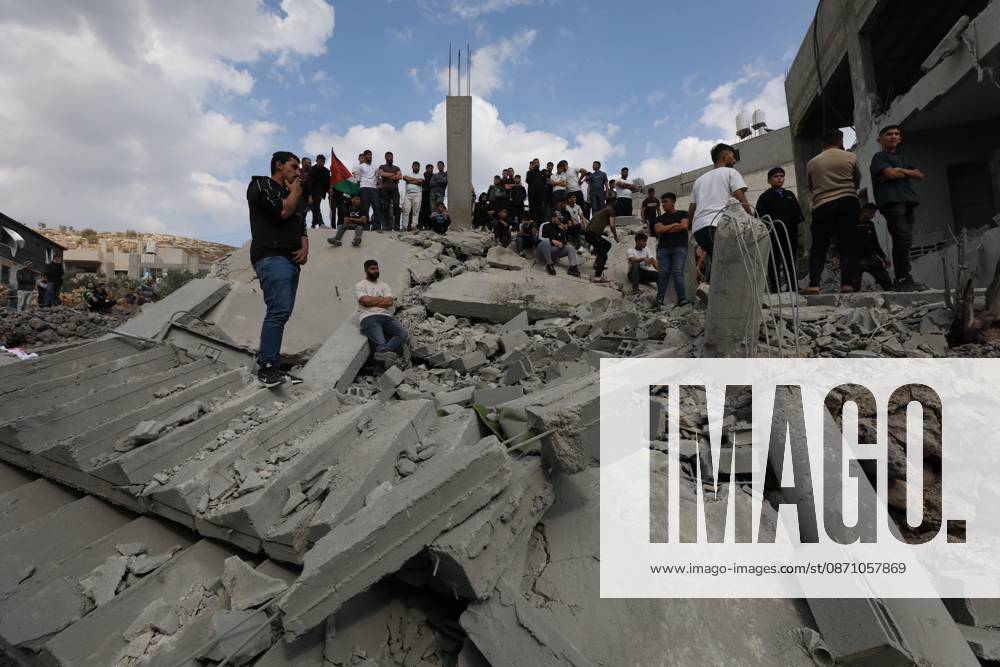 Ibrahim Daoud home aftermath inspection NABLUS, PALESTINE - OCTOBER 28, 2026: Palestinians inspect the aftermath of the destruction at the home of prisoner Ibrahim Daoud, following its demolition in Beita village , south of Nablus in the West Bank, on Oct 28,2026. Nablus Palestine, State of