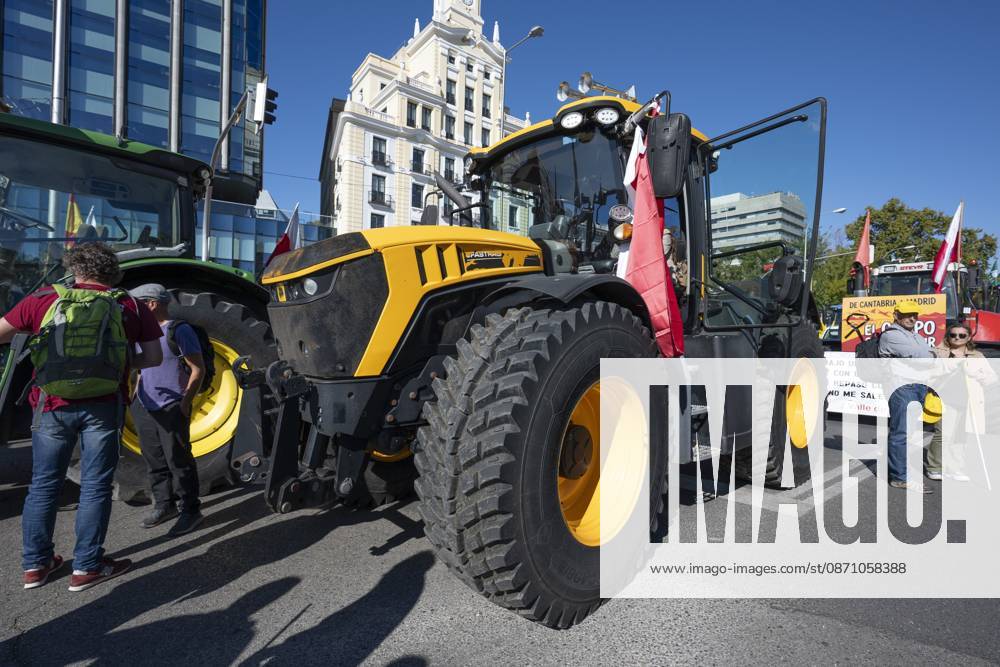 Tractors leaving the capital after the tractor protest was called off following the rail accident, in Madrid, Spain..Around 500 tractors, accompanied by thousands of farmers and livestock breeders from across Spain, organised by Asaja, COAG and Union de Uniones, have taken to the streets of Madrid to demand urgent measures to ensure the profitability of farms and the future of the countryside. Madrid Spain - ZUMAs197 20261028_aaa_s197_040