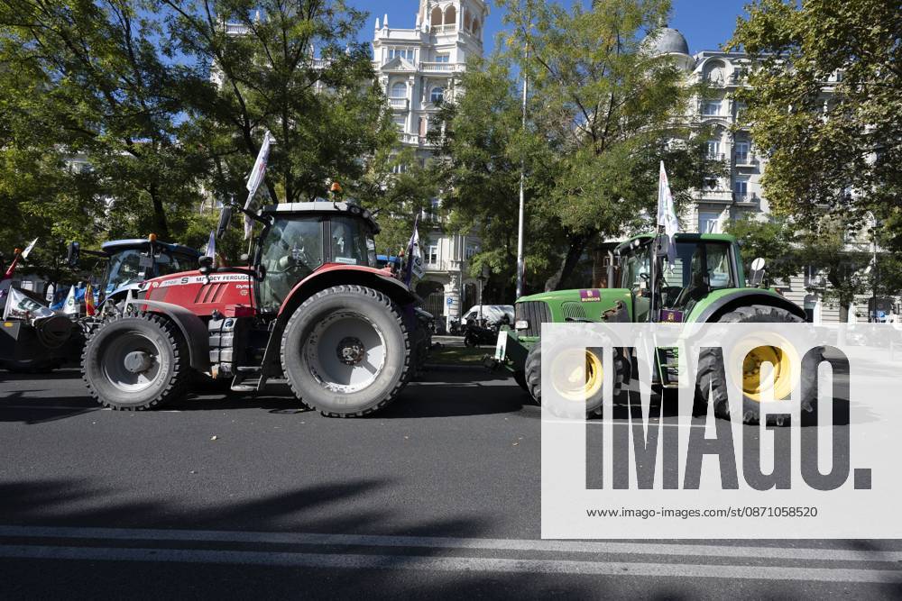 Tractors leaving the capital after the tractor protest was called off following the rail accident, in Madrid, Spain..Around 500 tractors, accompanied by thousands of farmers and livestock breeders from across Spain, organised by Asaja, COAG and Union de Uniones, have taken to the streets of Madrid to demand urgent measures to ensure the profitability of farms and the future of the countryside. Madrid Spain - ZUMAs197 20261028_aaa_s197_043