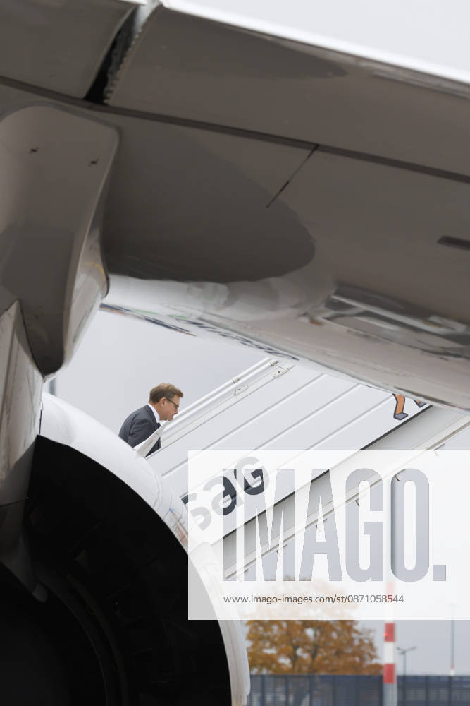 Johann Wadephul (CDU), Federal Minister of Foreign Affairs, flies to Panama. Pictured here boarding an Airbus A350 belonging to the Berlin Special Flight Unit, October 28, 2026. Photographed on behalf of the Federal Foreign Office, Berlin, Germany.