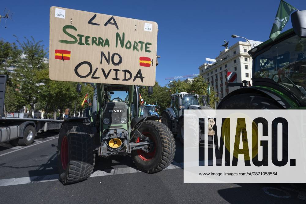 Tractors leaving the capital after the tractor protest was called off following the rail accident, in Madrid, Spain..Around 500 tractors, accompanied by thousands of farmers and livestock breeders from across Spain, organised by Asaja, COAG and Union de Uniones, have taken to the streets of Madrid to demand urgent measures to ensure the profitability of farms and the future of the countryside. Madrid Spain - ZUMAs197 20261028_aaa_s197_054