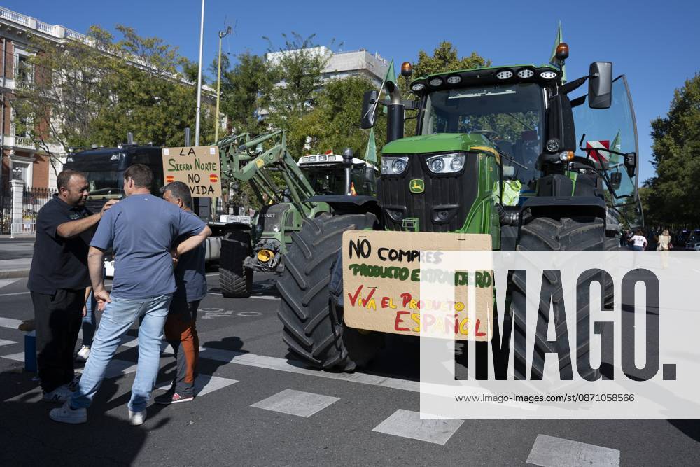 Tractors leaving the capital after the tractor protest was called off following the rail accident, in Madrid, Spain..Around 500 tractors, accompanied by thousands of farmers and livestock breeders from across Spain, organised by Asaja, COAG and Union de Uniones, have taken to the streets of Madrid to demand urgent measures to ensure the profitability of farms and the future of the countryside. Madrid Spain - ZUMAs197 20261028_aaa_s197_055