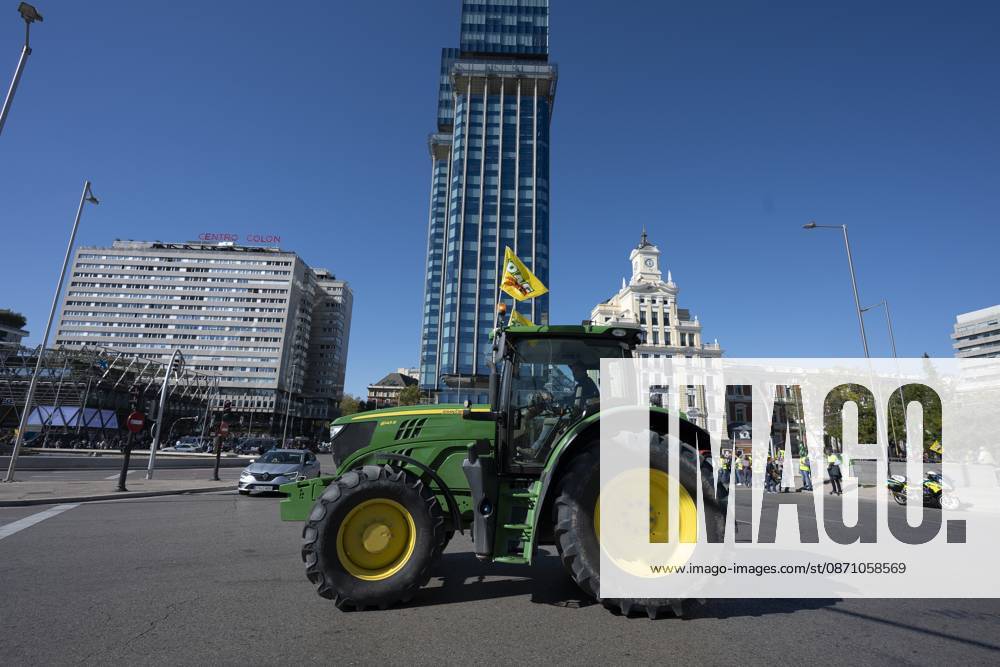 Tractors leaving the capital after the tractor protest was called off following the rail accident, in Madrid, Spain..Around 500 tractors, accompanied by thousands of farmers and livestock breeders from across Spain, organised by Asaja, COAG and Union de Uniones, have taken to the streets of Madrid to demand urgent measures to ensure the profitability of farms and the future of the countryside. Madrid Spain - ZUMAs197 20261028_aaa_s197_056