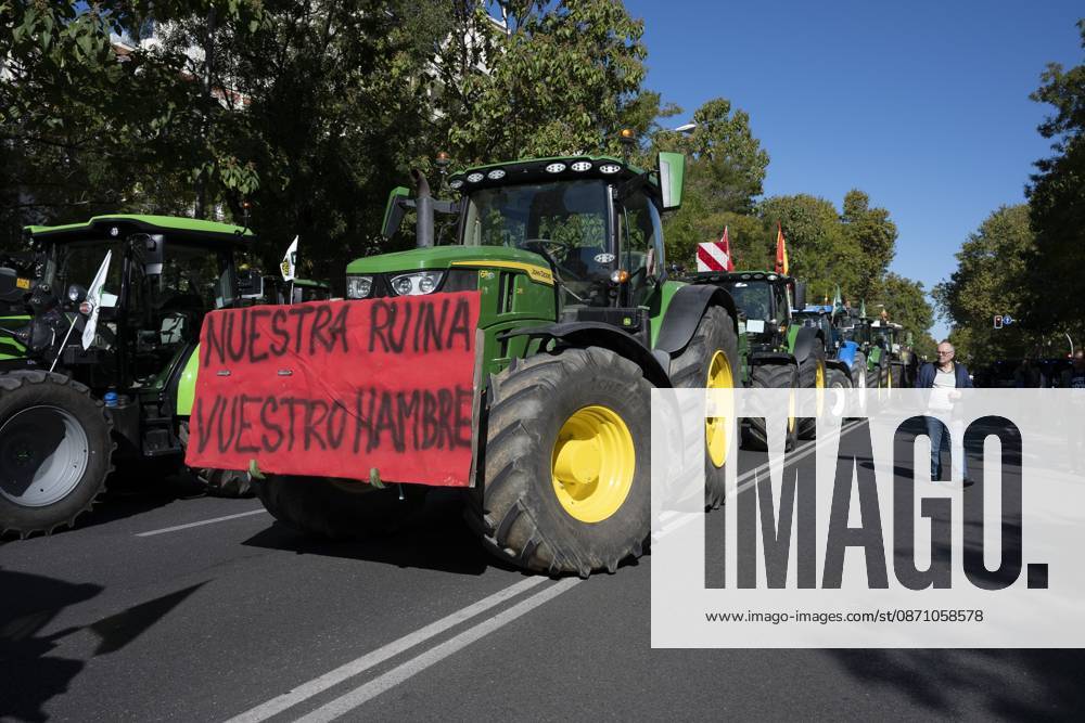 Tractors leaving the capital after the tractor protest was called off following the rail accident, in Madrid, Spain..Around 500 tractors, accompanied by thousands of farmers and livestock breeders from across Spain, organised by Asaja, COAG and Union de Uniones, have taken to the streets of Madrid to demand urgent measures to ensure the profitability of farms and the future of the countryside. Madrid Spain - ZUMAs197 20261028_aaa_s197_058