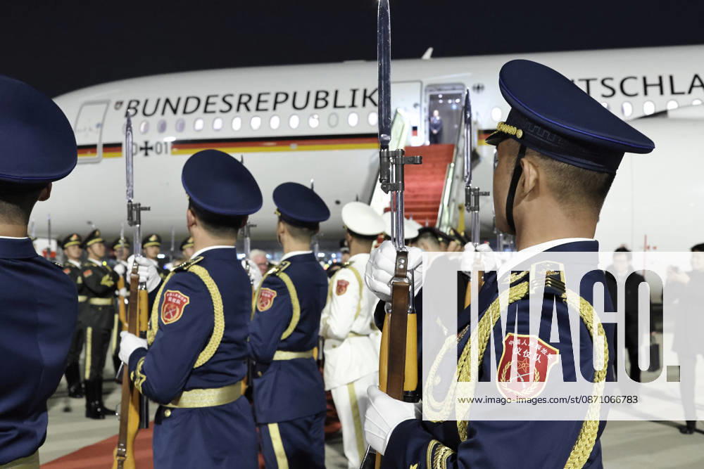 Federal President and Military in China, October 28, 2026, China, Beijing, Presidential Air Service, Departure of Federal President Frank Walter Steinmeier and Elke Buedenbender for China on a flight from Hefei to Beijing; upon arrival, they were greeted by the Chinese military and an honor guard representing all branches of the armed forces at the Presidential Air Service aircraft, Beijing, Beijing, China