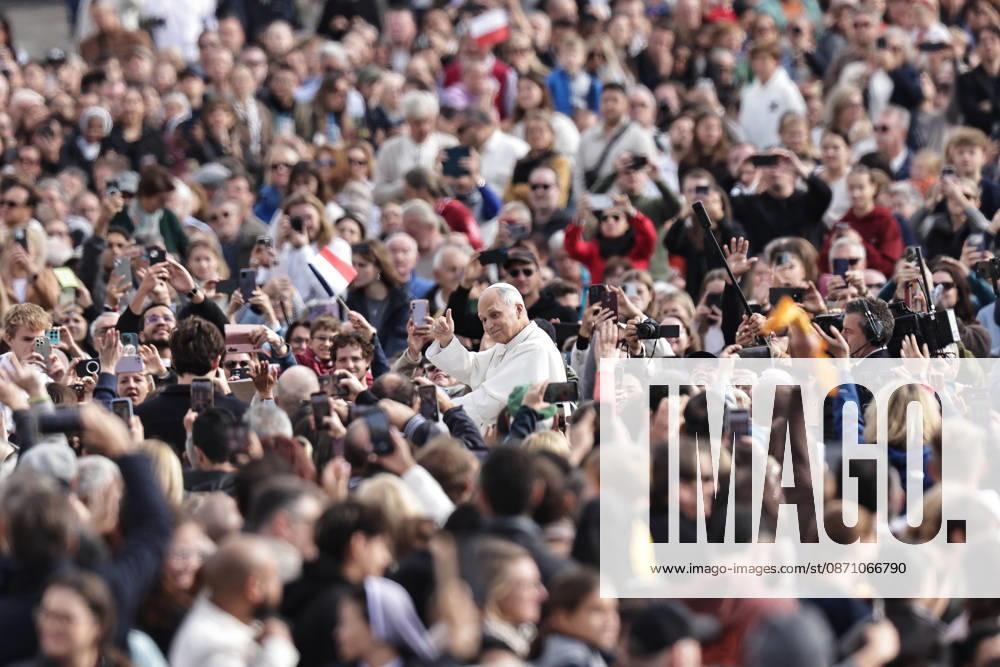 Vatican City - POPE LEO XIV during his weekly General audience in St. Peter s Square at the Vatican. EvandroInetti_via ZUMA Wire Vatican City State - ZUMAi15_ 20261028_zaf_i15_033