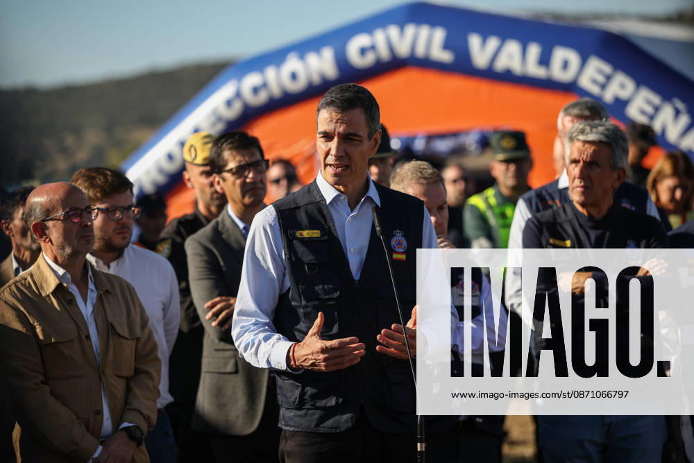 Sánchez Travels to the Forward Command Post Set Up Following the Train Accident in Urda, Toledo Prime Minister Pedro Sánchez addresses the media from the Forward Command Post on October 28, 2026, in Urda, Toledo, Castile-La Mancha, Spain. Sánchez travels to the site of the collision between a Renfe AVE and an Iryo train to support the work of emergency response teams and express his solidarity with those affected and their families, as well as to meet with the emergency response teams. OCTOBER 28, 2026 Alejandro Martínez Vé Urda, Toledo, Castile-La Mancha Urda, Toledo, Castile-La Mancha, Spain