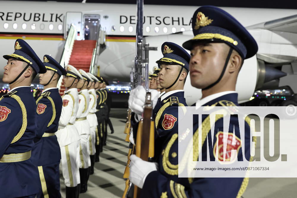 Federal President and Military in China, October 28, 2026, China, Beijing, Presidential Air Service, Departure of Federal President Frank Walter Steinmeier and Elke Buedenbender for China on a flight from Hefei to Beijing; upon arrival, they were received by the Chinese military and an honor guard representing all branches of the armed forces at the Presidential Air Service aircraft, Beijing, Beijing, China