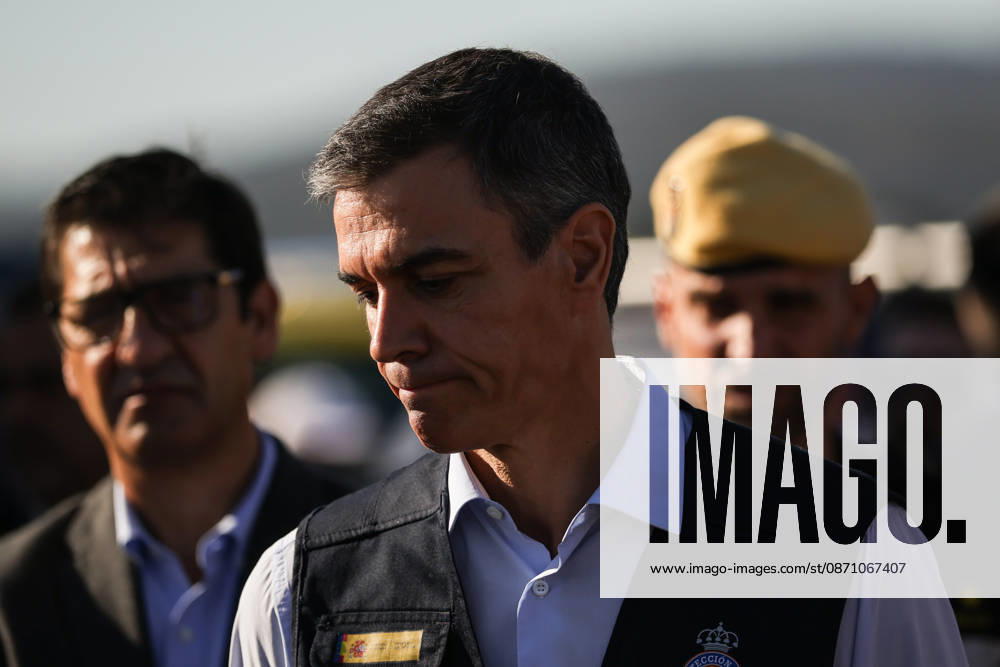 Sánchez Travels to the Forward Command Post Set Up Following the Train Accident in Urda, Toledo Prime Minister Pedro Sánchez addresses the media from the Forward Command Post on October 28, 2026, in Urda, Toledo, Castilla-La Mancha, Spain. Sánchez travels to the site of the collision between a Renfe AVE and an Iryo train to support the work of emergency response teams and express his solidarity with those affected and their families, as well as to meet with the emergency response teams. OCTOBER 28, 2026 Alejandro Martínez Vé Urda, Toledo, Castile-La Mancha Urda, Toledo, Castile-La Mancha, Spain