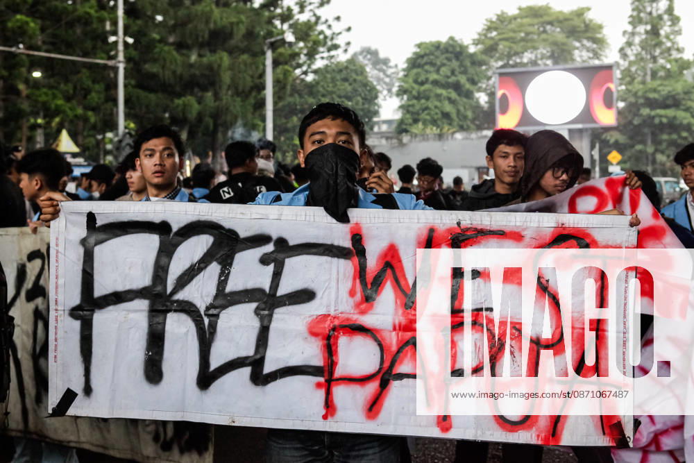 Students stage a protest to commemorate the 98th Youth Pledge Day in front of the West Java Regional House of Representatives (DPRD) building in Bandung, West Java, Indonesia. During the demonstration, protesters called for forest and land fires to be declared a national disaster, demanded transparency in the budget allocation for the Free Nutritious Meals (MBG) program, and urged the government to address social welfare issues. Bandung Indonesia - ZUMAa305 20261028_zip_a305_003