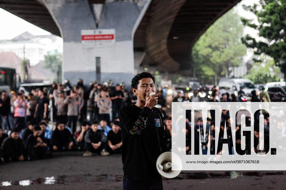 Students stage a protest to commemorate the 98th Youth Pledge Day in front of the West Java Regional House of Representatives (DPRD) building in Bandung, West Java, Indonesia. During the demonstration, protesters called for forest and land fires to be declared a national disaster, demanded transparency in the budget allocation for the Free Nutritious Meals (MBG) program, and urged the government to address social welfare issues. Bandung Indonesia - ZUMAa305 20261028_zip_a305_008
