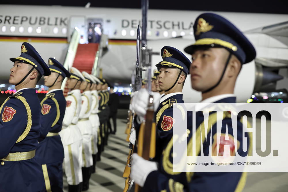 Federal President and Military in China, October 28, 2026, China, Beijing, Presidential Air Service, Departure of Federal President Frank Walter Steinmeier and Elke Buedenbender for China on a flight from Hefei to Beijing; upon arrival, they were greeted by the Chinese military and an honor guard representing all branches of the armed forces at the Presidential Air Service aircraft, Beijing, Beijing, China