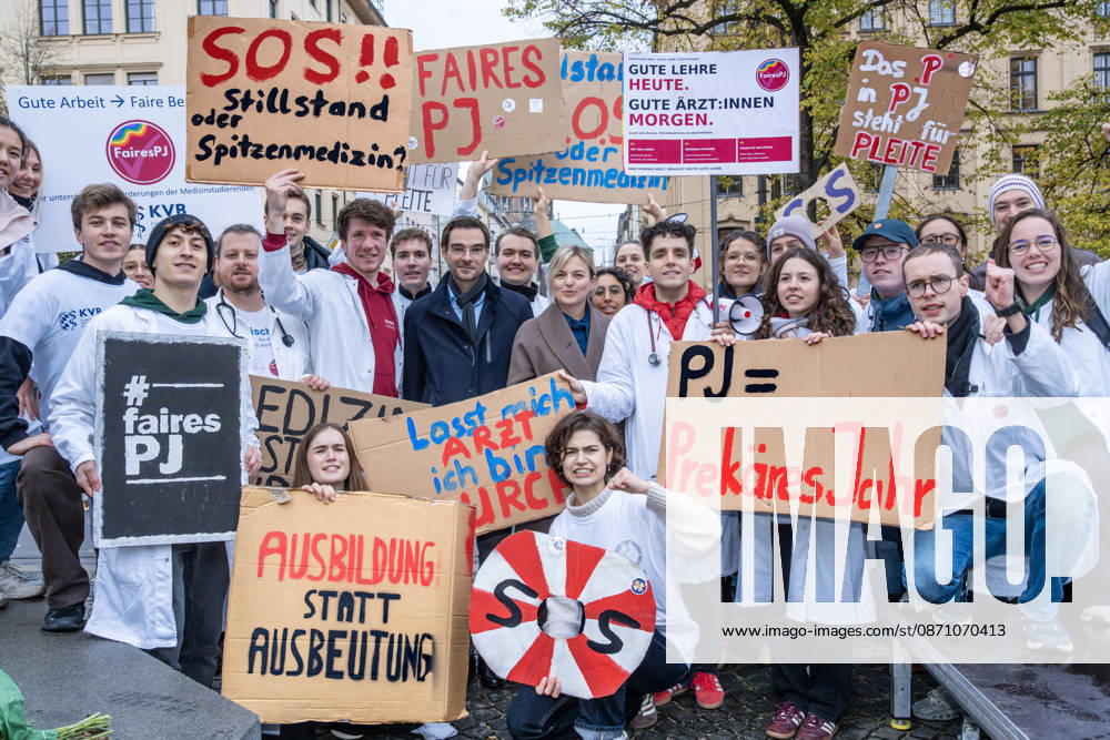 Faires PJ, Motto der Kundgebung mit Medizinstudierenden am Maxmonument, PJ bedeutet Praktisches Jahr, die Studierenden demonstrieren für bessere Arbeits- und Ausbildungsbedingungen im Praktischen Jahr, München, 28. Oktober 2026 Deutschland, München, 28. Oktober 2026, Kundgebung unter dem Motto: Faires PJ, PJ bedeutet Praktisches Jahr, das letzte Jahr des Medizinstudiums, die Studierenden demonstrieren für bessere Arbeits- und Ausbildungsbedingungen und eine angemessene Aufwandsentschädigung im Praktischen Jahr, Kundgebung von Medizin-Studierenden am Maxmonument ab 14:30 Uhr, unterstützt wird die Aktion von den beiden Politikern Katha Schulze, Fraktionsvorsitzende der GRÜNEN im Bayerischen Landtag (Mitte, stehend) und Dr. Stephan Oet