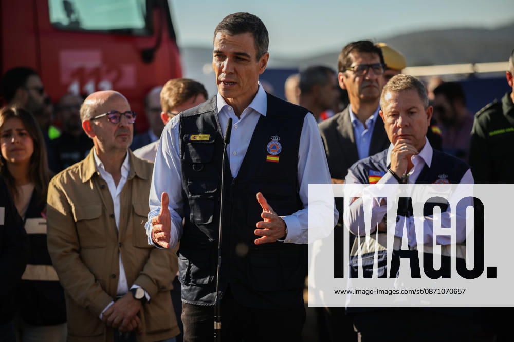 Sánchez Travels to the Forward Command Post Set Up Following the Train Accident in Urda, Toledo Prime Minister Pedro Sánchez addresses the media from the Forward Command Post on October 28, 2026, in Urda, Toledo, Castilla-La Mancha, Spain. Sánchez travels to the site of the collision between a Renfe AVE and an Iryo train to support the work of emergency response teams and express his solidarity with those affected and their families, as well as to meet with the emergency response teams. OCTOBER 28, 2026 Alejandro Martínez Vé Urda, Toledo, Castile-La Mancha Urda, Toledo, Castile-La Mancha, Spain