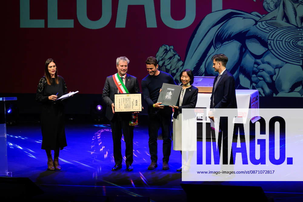 Mario Pardini, Mayor of Lucca, presents an award to Japanese Ambassador to Italy Hikariko Omo during the inauguration of the 60th edition of Lucca Comics & Games, Lucca, 28 10 2026 Lucca Italy - ZUMAa289 20261028_zia_a289_130