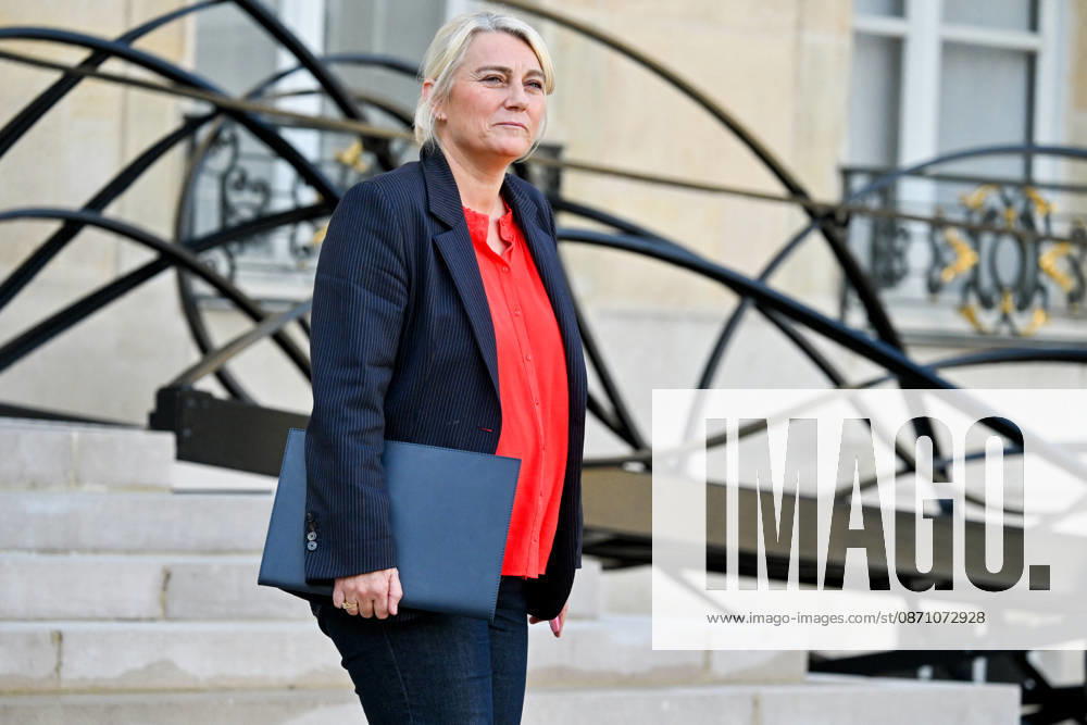 Stéphanie Rist, Minister of Health, Families, Independence, and People with Disabilities, leaving the weekly cabinet meeting at the Élysée Presidential Palace in Paris, France, on October 28, 2026. Christian Liewig Bestimage. French ministers leaving the weekly cabinet meeting at the Élysée Presidential Palace in Paris, France, on October 28, 2026. Paris, France
