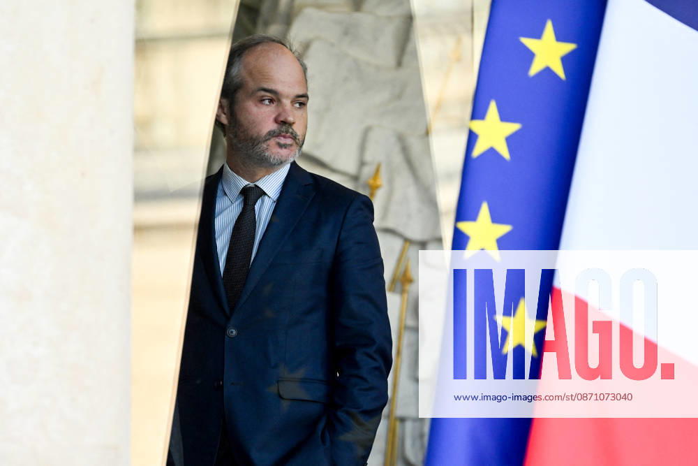 Jonathan Guemas, special advisor to the French presidency on communications and strategy, as he exits the weekly cabinet meeting at the Élysée Palace in Paris, France, on October 28, 2026. Christian Liewig Bestimage. French ministers leaving the weekly cabinet meeting at the Élysée Presidential Palace in Paris, France, on October 28, 2026. Paris, France