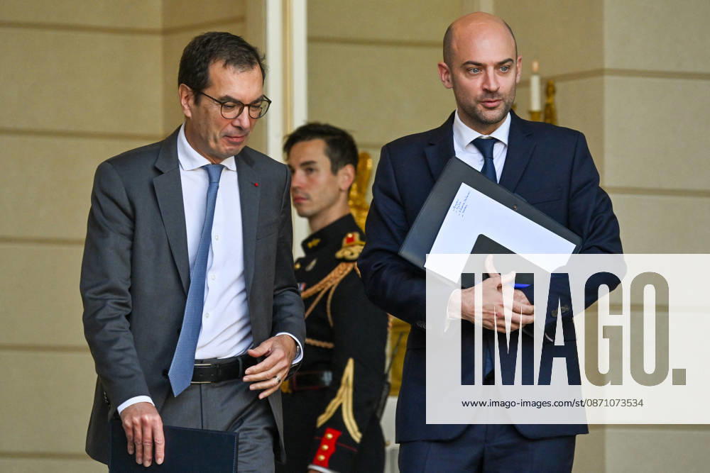 Jean Pierre Farandou, Minister of Labor and Solidarity, and Jean Noël Barrot, Minister of Europe and Foreign Affairs, as they exited the weekly cabinet meeting at the Élysée Presidential Palace in Paris, France, on October 28, 2026. Christian Liewig Bestimage. French ministers leaving the weekly cabinet meeting at the Élysée Presidential Palace in Paris, France, on October 28, 2026. Paris, France
