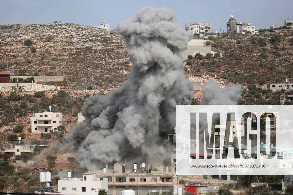 Israeli forces demolish homes of two Palestinian prisoners in the West Bank NABLUS, WEST BANK, PALESTINE - OCTOBER 28: Plumes of smoke rise as Israeli forces detonate the home of Palestinian prisoner Ibrahim Dawood using explosives during a military raid in Beita town, south of Nablus in the West Bank, Palestine on October 28, 2026. Issam Rimawi Anadolu Nablus West Bank. Editorial use only. Please get in touch for any other usage.
