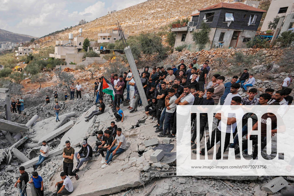 Israeli forces demolish homes of two Palestinian prisoners in the West Bank NABLUS, PALESTINE, WEST BANK - OCTOBER 28: Local Palestinians inspect the destruction after Israeli forces demolished homes during a military raid in Beita town, south of Nablus in the West Bank, Palestine on October 28, 2026. During the raid, Israeli forces detonated the home of Palestinian prisoner Ibrahim Dawood with explosives and demolished the residence of Zakariya Dawood using a bulldozer. Issam Rimawi Anadolu Nablus West Bank. Editorial use only. Please get in touch for any other usage.