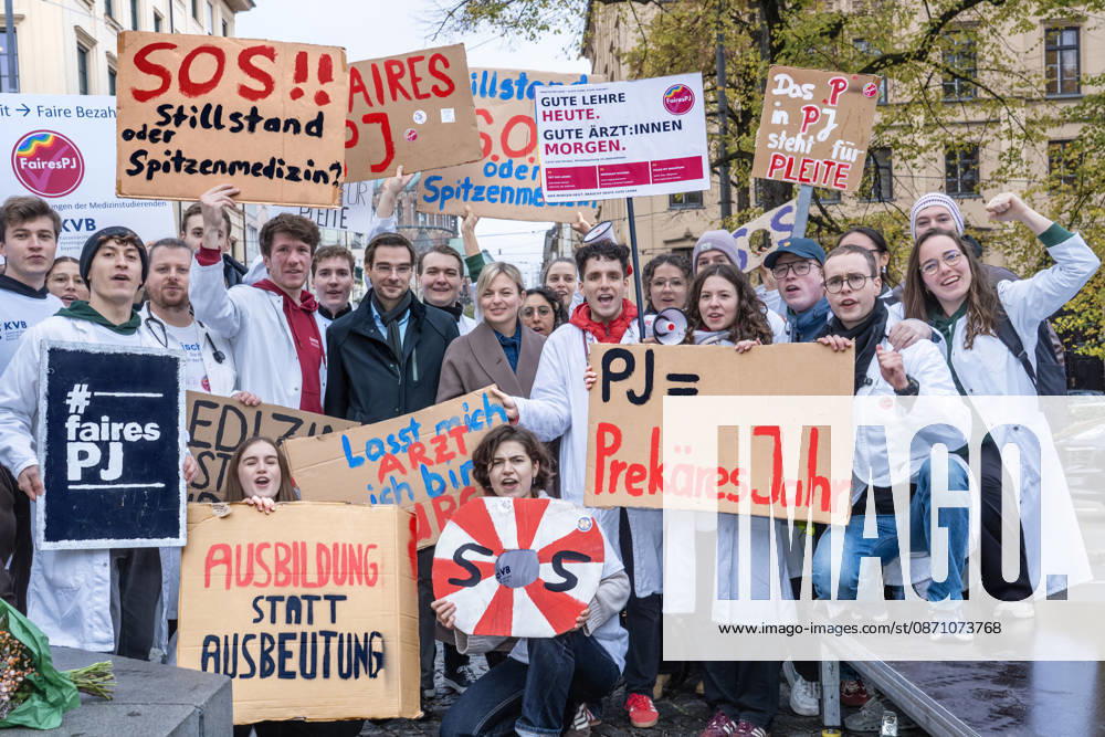 Faires PJ, Motto der Kundgebung mit Medizinstudierenden am Maxmonument, PJ bedeutet Praktisches Jahr, die Studierenden demonstrieren für bessere Arbeits- und Ausbildungsbedingungen im Praktischen Jahr, München, 28. Oktober 2026 Deutschland, München, 28. Oktober 2026, Kundgebung unter dem Motto: Faires PJ, PJ bedeutet Praktisches Jahr, das letzte Jahr des Medizinstudiums, die Studierenden demonstrieren für bessere Arbeits- und Ausbildungsbedingungen im Praktischen Jahr, Kundgebung von Medizin-Studierenden am Maxmonument ab 14:30 Uhr, unterstützt wird die Aktion von den beiden Politikern Katha Schulze, Fraktionsvorsitzende der GRÜNEN im Bayerischen Landtag (Mitte, stehend) und Dr. Stephan Oetzinger, MdL CSU, (links neben Schulze), beid