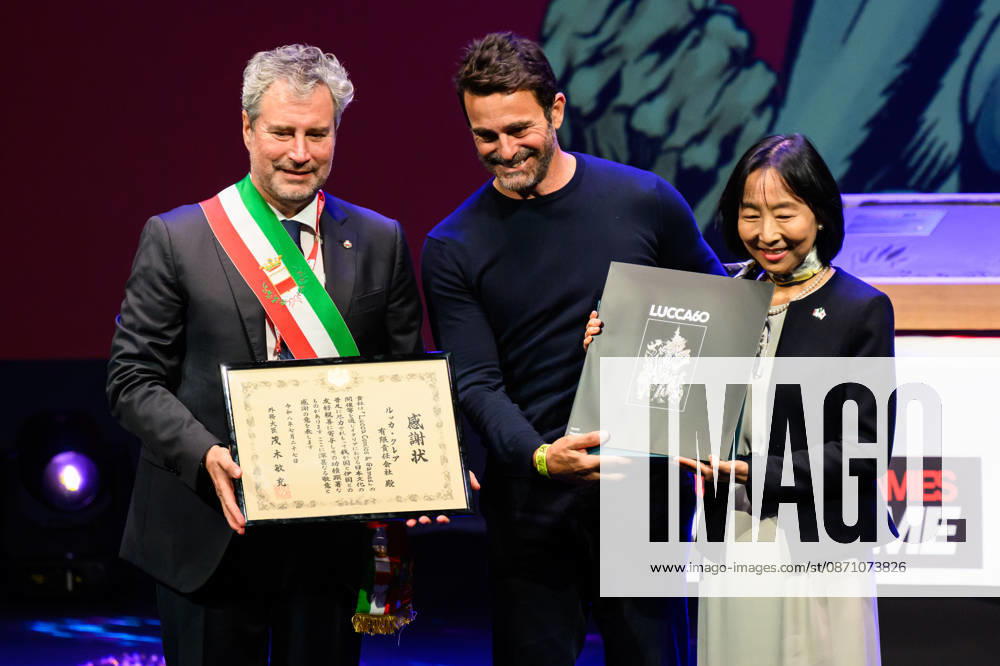Mario Pardini, Mayor of Lucca, presents an award to Japanese Ambassador to Italy Hikariko Omo during the inauguration of the 60th edition of Lucca Comics & Games, Lucca, 28 10 2026 Lucca Italy - ZUMAa289 20261028_zia_a289_170