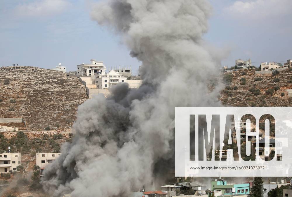 Israeli forces demolish homes of two Palestinian prisoners in the West Bank NABLUS, WEST BANK, PALESTINE - OCTOBER 28: Plumes of smoke rise as Israeli forces detonate the home of Palestinian prisoner Ibrahim Dawood using explosives during a military raid in Beita town, south of Nablus in the West Bank, Palestine on October 28, 2026. Issam Rimawi Anadolu Nablus West Bank. Editorial use only. Please get in touch for any other usage.